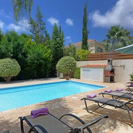 In Sleeps 7 With Pool Air Con And Wifi *