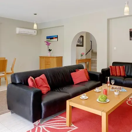 וילה In Sleeps 7 With Pool Air Con And Wifi פאהיה