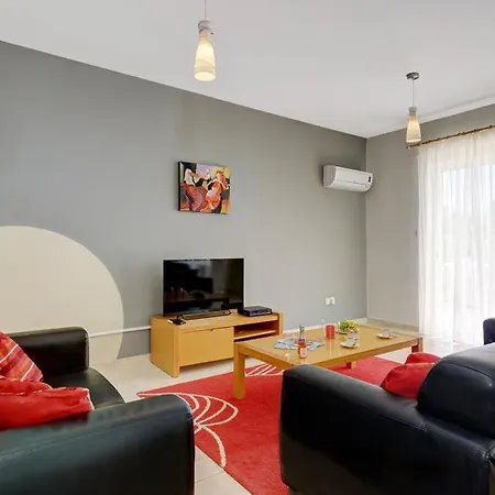 In Sleeps 7 With Pool Air Con And Wifi וילה
