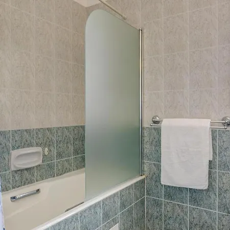 In Sleeps 7 With Pool Air Con And Wifi וילה